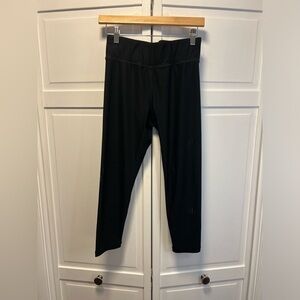 Spalding Capri/Crop Leggings With Laser Cut Detail on Legs Size Medium